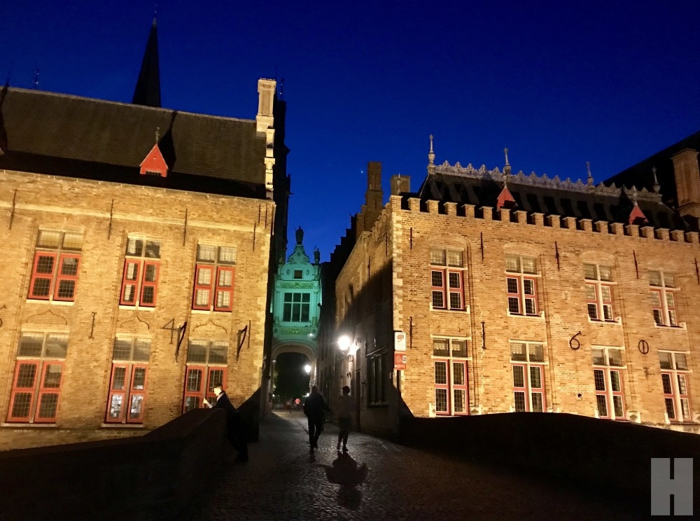 เดินลัดเลาะถนนอิฐเมือง "บรูจ" (Bruges) ชมความงามสถาปัตยกรรมยุคกลางยามค่ำ 