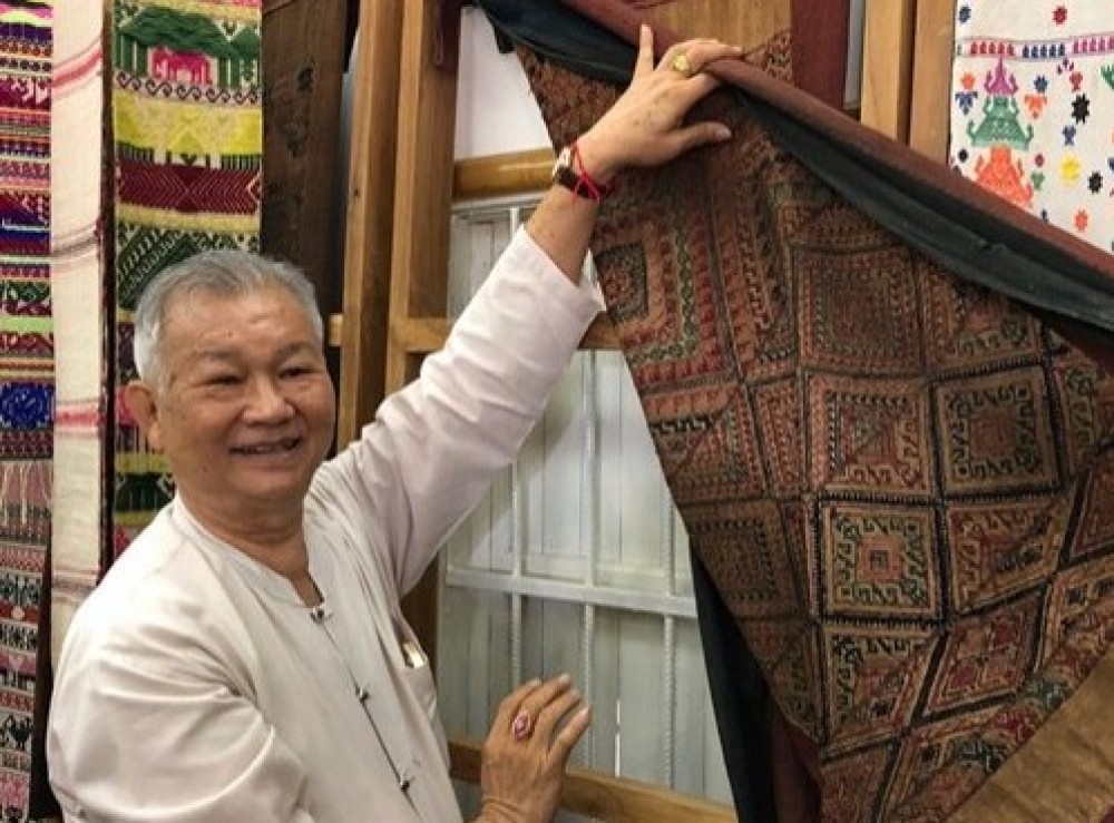 "ลุงปุ๊" ครูศิลป์อาสากับ "เสน่ห์” บนผืนผ้าปักมือกองหลวง