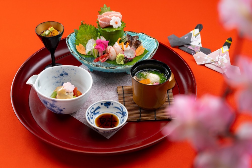 อาหารชุดพิเศษเพื่อร่วมฉลองเทศกาลวันเด็กผู้หญิงของประเทศญี่ปุ่นที่ห้องอาหาร ยามาซาโตะ