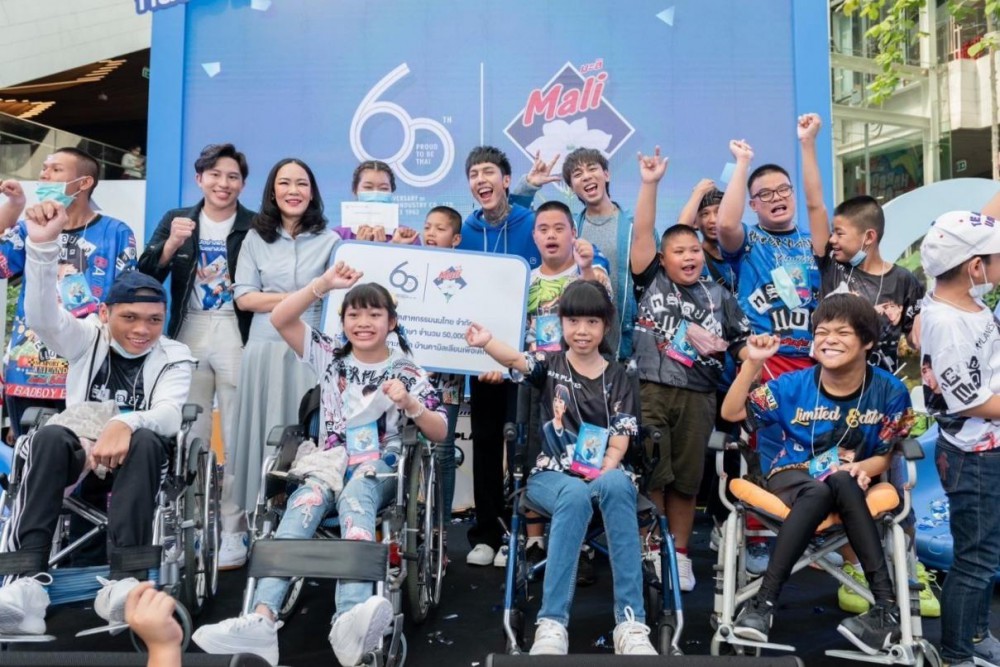 นมตรามะลิฉลอง 60 ปี สร้างปรากฏการณ์ห้างแตกกับการเปิดตัวพรีเซ็นเตอร์คู่ใหม่ 'ฮาย-เซน เปเปอร์เพลน'
