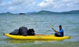 จอห์น เกรย์ ซี แคนู ร่วมกับเพจขยะมรสุม และทราย สก็อต พายเรือเก็บขยะ ณ อุทยานแห่งชาติอ่าวพังงา