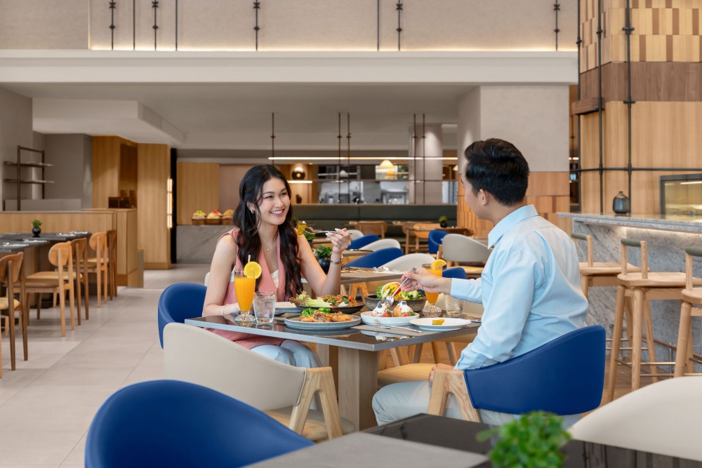 Courtyard by Marriott Bangkok Unveils Reimagined MoMo Café and Festive Celebrations