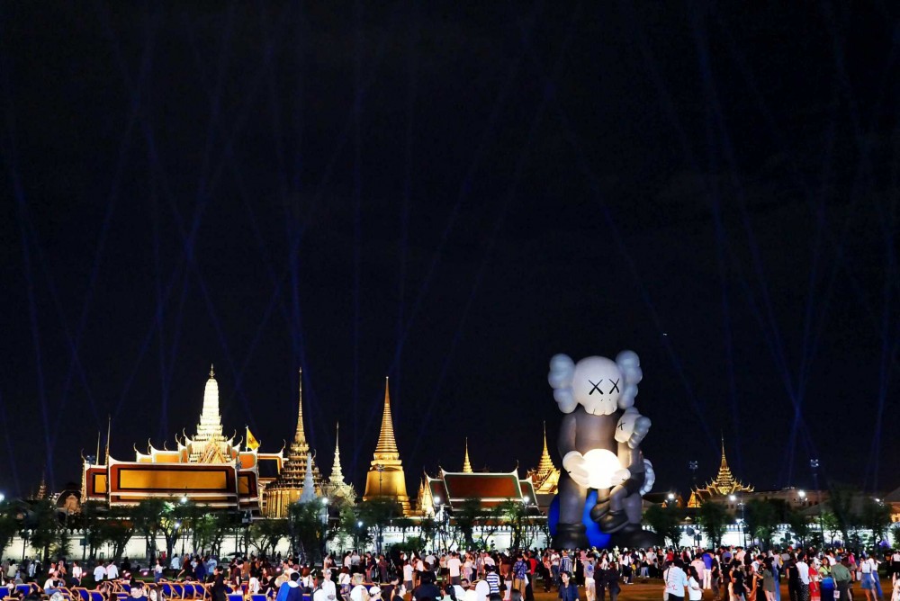 KAWS:HOLIDAY THAILAND" ตระการตา! COMPANION ยักษ์ 18 เมตรยึดสนามหลวง ครั้งแรกในไทย