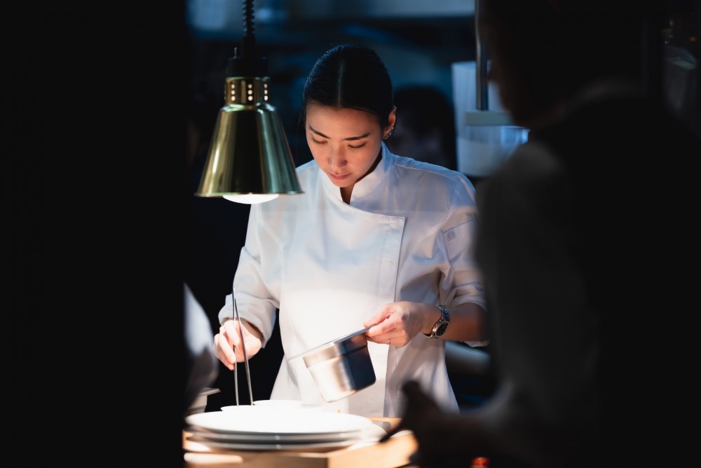 โอกาสทองที่พลาดไม่ได้! สัมผัสเมนูเอ็กซ์คลูซีฟจากเชฟแพม "The World's Best Female Chef 2025" ที่ ICONSIAM