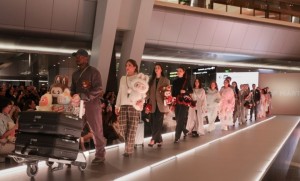 ท่องโลกแห่งความคิวต์ 24 ชม.!! POP MART เปิดสาขาแรกในตะวันออกกลาง พร้อมแฟชั่นโชว์สุดเก๋