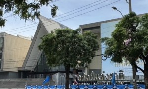 หอศิลป์ที่รอคอย กับหอคอยที่ โครตรอ