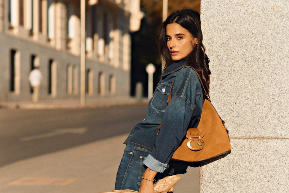 กลิ่นอาย Y2K!! GUESS ปลุกกระเป๋าสุดไอคอนิก CAMDEN จากยุคเก่ามาเล่าใหม่ในคอลเลกชัน Fall-Winter 2025