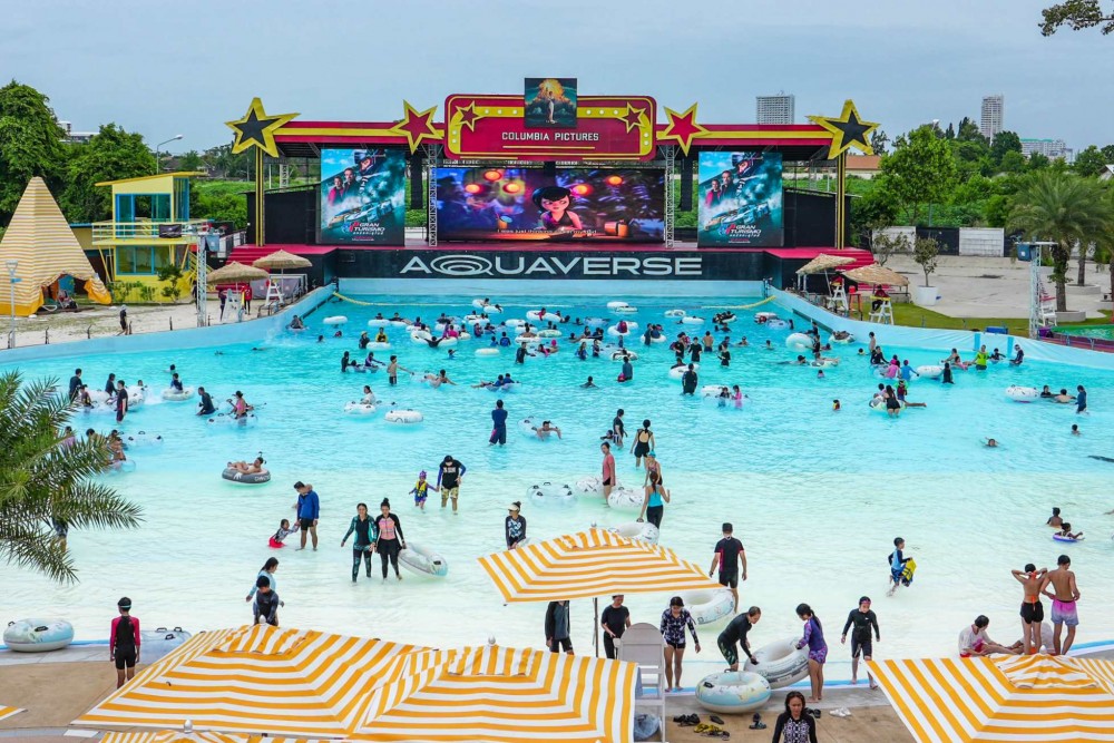 ชวนดูหนังกลางสระคลื่นยักษ์ที่แรกในโลก Aquaverse Wave Pool 