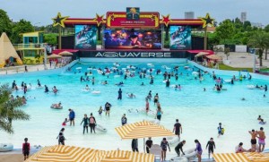 ชวนดูหนังกลางสระคลื่นยักษ์ที่แรกในโลก Aquaverse Wave Pool 