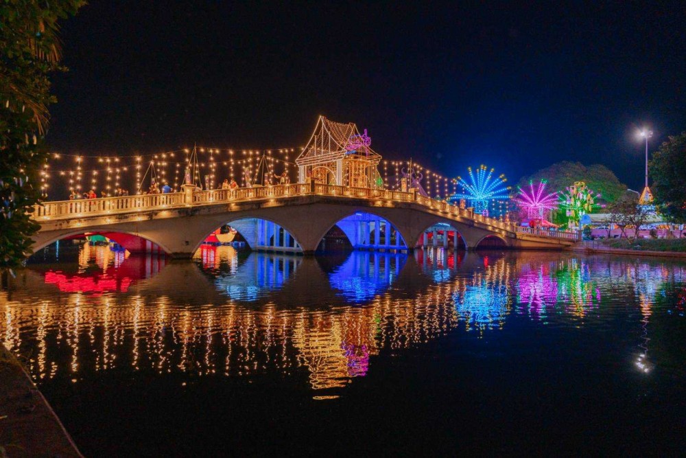 แสงไฟกลางเมืองปากน้ำโพ ชวนเที่ยวเทศกาลหุ่นโคมไฟนครสวรรค์ เปิดโลกจินตนาการส่งท้ายปี