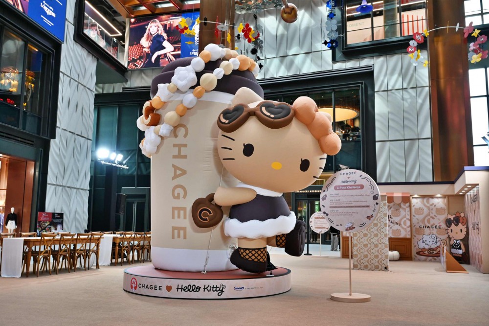 CHAGEE ส่งท้ายปีแบบอบอุ่นใจ เปิดตัว Cocoa Oolong Milk Tea พร้อมคอลแลปสุดคิวต์ “Tanned Hello Kitty” ที่ One Bangkok