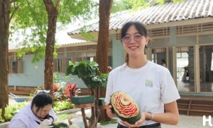 ครูกัญญารัตน์ ทรัพย์ถาวร ครูวิทย์ผู้พานักเรียนคว้าเหรียญทองแกะสลักผักผลไม้