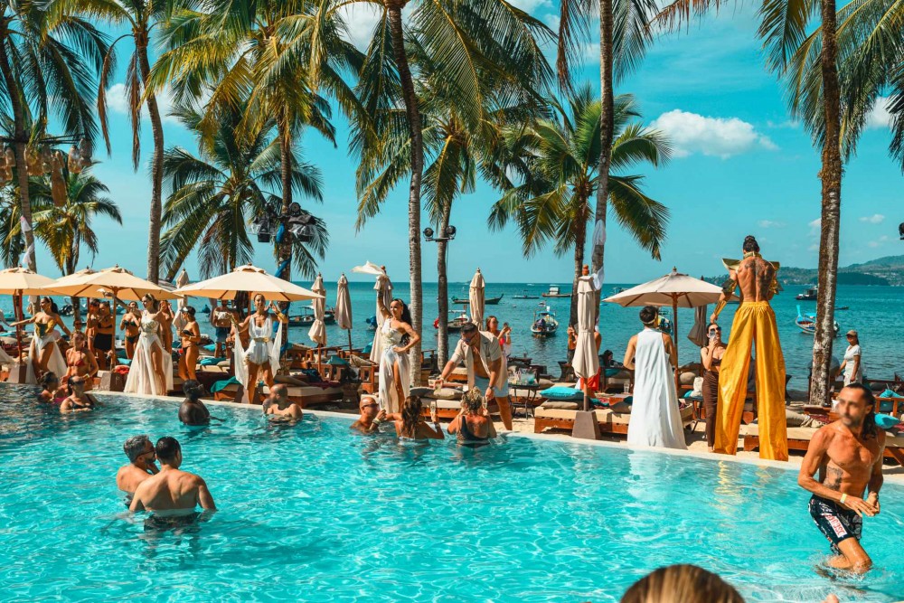 “ภูเก็ต” ครั้งนี้ดีกว่าทุกครั้ง! AESOPS Bangkok เติมสีสันและจิตวิญญาณกรีกให้ La Dolce Vita Sunday ริมหาดบางเทา