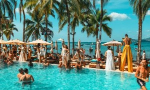 “ภูเก็ต” ครั้งนี้ดีกว่าทุกครั้ง! AESOPS Bangkok เติมสีสันและจิตวิญญาณกรีกให้ La Dolce Vita Sunday ริมหาดบางเทา