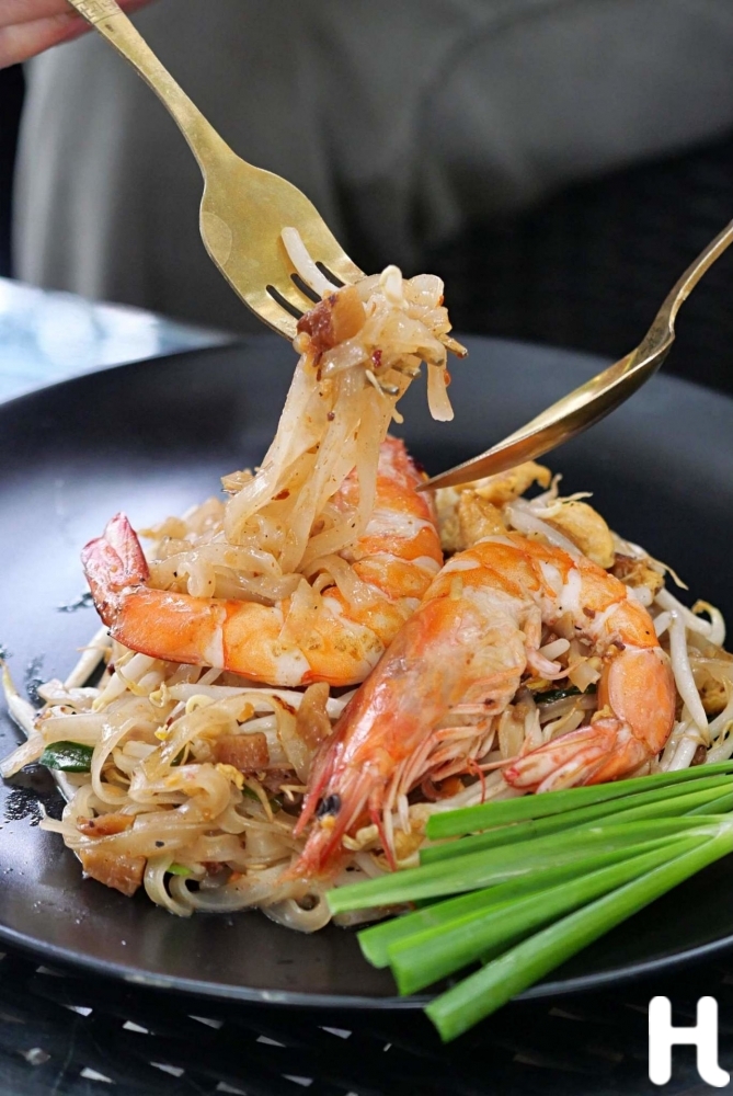 Padthai at Pualine Knives & Cooking School