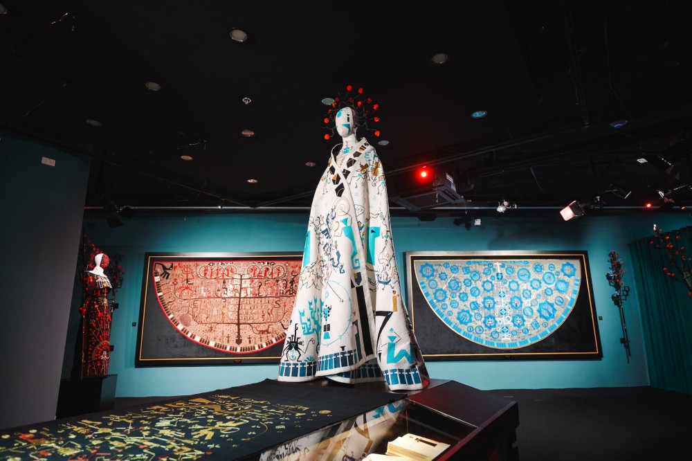 Minsterwood: เมื่อสิ่งทอปักมือกลายเป็นบทโหมโรงของภาพยนตร์มหากาพย์