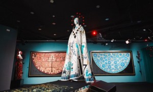 Minsterwood: เมื่อสิ่งทอปักมือกลายเป็นบทโหมโรงของภาพยนตร์มหากาพย์