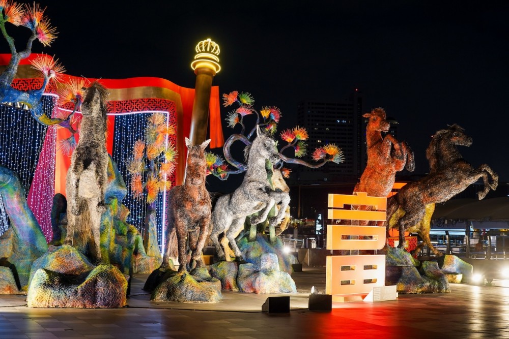 ICONSIAM ฉลองตรุษจีน 2569 เปิดแลนด์มาร์ก “Weaving Prosperity” ประติมากรรมม้ามงคล โดย กรกต อารมย์ดี