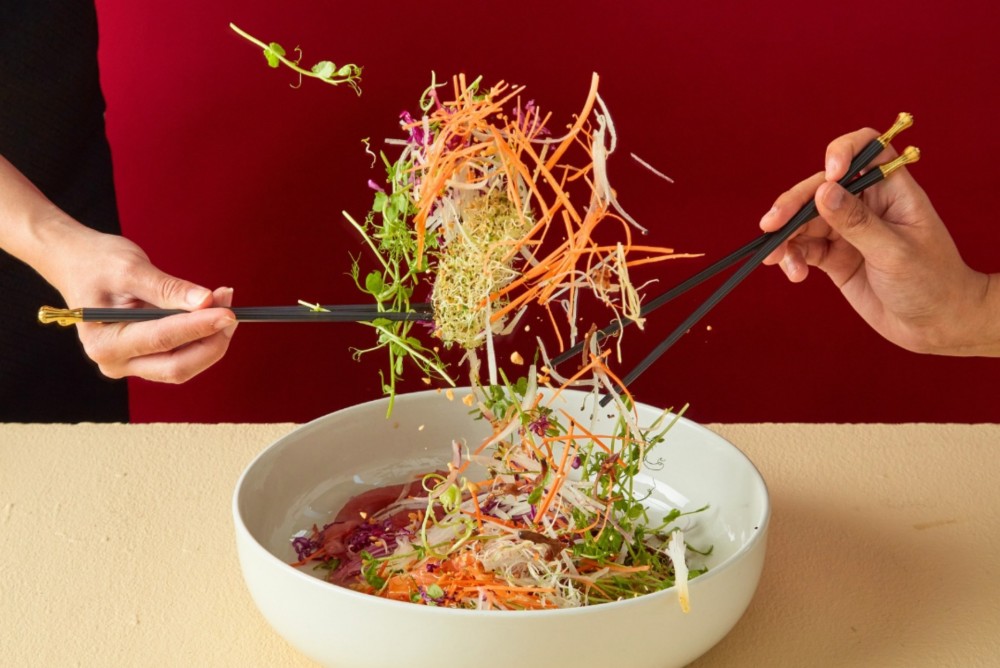 ยิ่งสูงยิ่งดี “หยี่ซังโล้” (鱼生 / Yú Shēng) สลัดตรุษจีน เมนูมงคลและพลังแห่งความหวัง