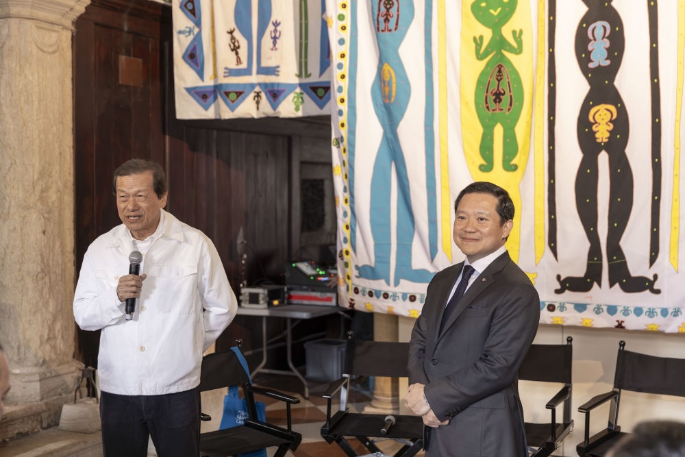 Prof. Dr. Apinan Poshyananda & Thapana Siriwattanapakdi