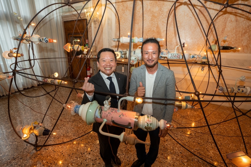Thapana ThaiBev and torlarb the Thai artist