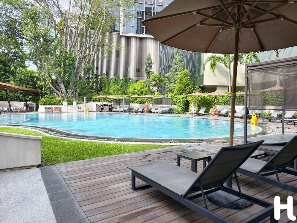 Movenpick Bangkok swimming pool