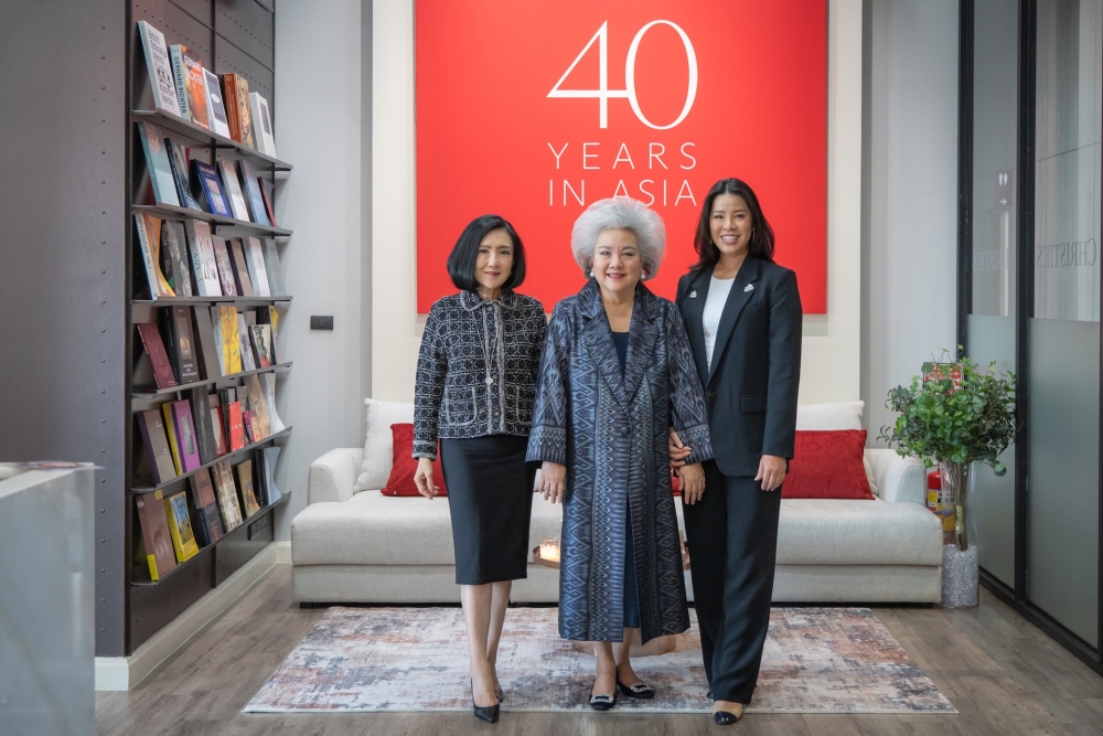 Christie's Thailand founder (center)